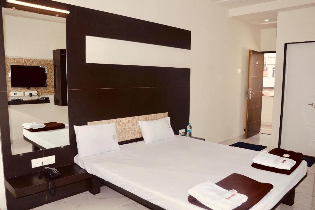 Hotel Mangalam Kurandvad Dış mekan fotoğraf