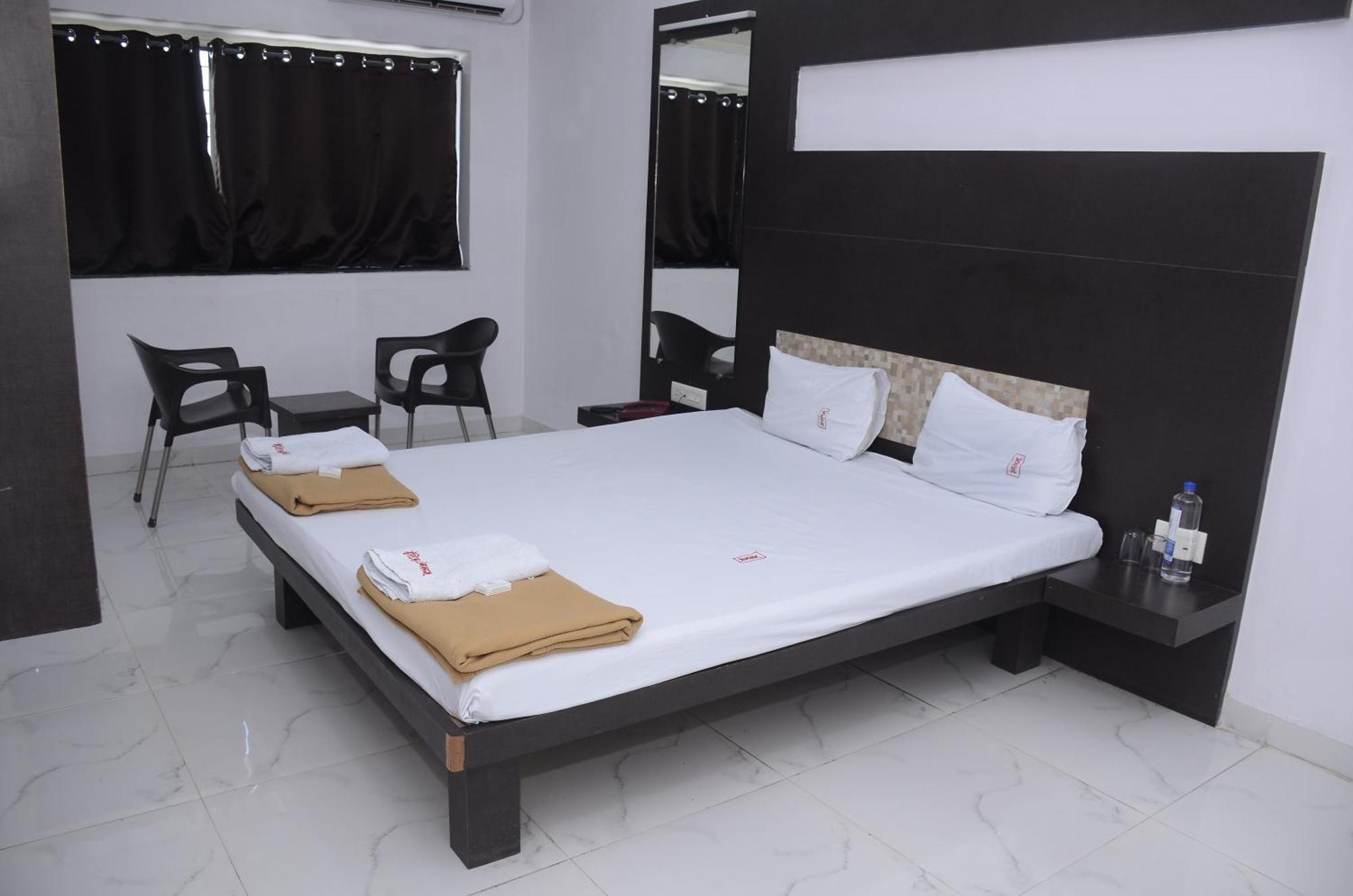 Hotel Mangalam Kurandvad Dış mekan fotoğraf